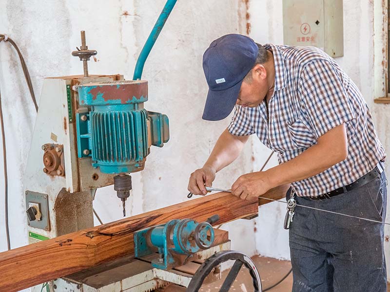 娄烦楼梯地板柜门的油漆修复-10