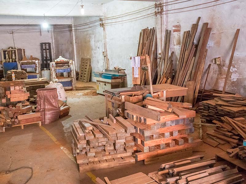 娄烦楼梯地板柜门的油漆修复-09